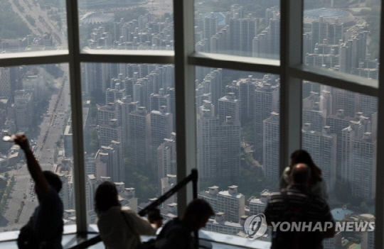 서울 송파구 롯데월드타워 전망대 서울스카이에서 바라본 서울 시내 아파트 전경. 사진 연합뉴스
